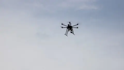 Un dron sobrevola les instal·lacions de l'Aeroport de Lleida-Alguaire en un vol de demostració ©Salvador Miret