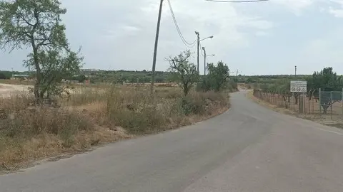 A l'esquerra, terreny que acollirà  la nova seu de l'Associació de Familiars de Malalts d'Alzheimer de Tàrrega i Comarca. Fotografia: Ajuntament de Tàrrega.