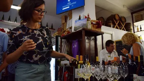 La Tècnica del Departament de Promoció local de l'Ajuntament de Tremp, Laia Sopena servint el tast de vins ©Marta Argilés