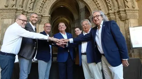 El conveni entre el Consorci del Turó de la Seu Vella i la Fundació ICG s'ha firmat a la Seu Vella. Fotografia: Mario Gascón.