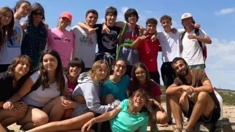 Joves participants al camp de treball del jaciment del Pla de les Tenalles. Fotografia: Ajuntament de Tàrrega.