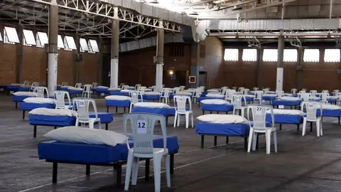 122 llits habilitats per als temporers al pavelló 3 de Fira de Lleida ©Laura Cortés