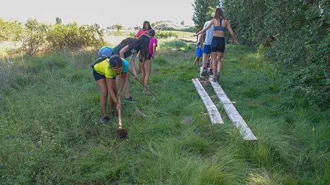 Els joves que treballen en el Camp de treball a l'Estany ©Territoriscat