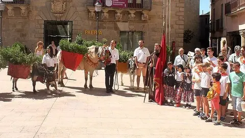 Cervera reparteix l'aigua miraculosa de Sant Magí ©Paeria (1)