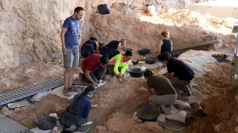 Arqueòlegs excavan al jaciment de la Roca dels Bous ©SalvadorMiret