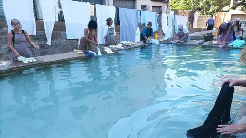Algunes membres de l'Associació de Dones Nèvia rentant roba en un dels safaretjos de Guissona ©AjGuissona