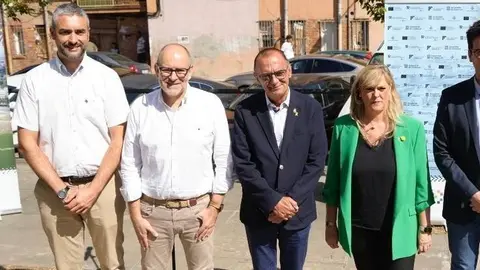 La consellera, l'alcalde i el primer tinent d'alcalde han visitat l'espai dels blocs Voravia. Fotografia: Ajuntament de Lleida.