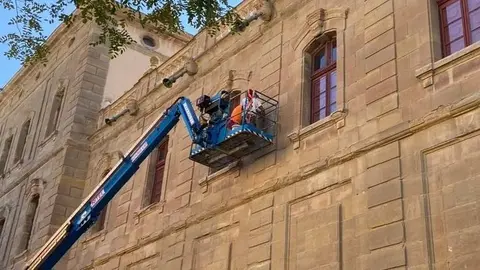 Intervenció sobre les façanes de la Universitat de Cervera. Fotografia: Paeria de Cervera.