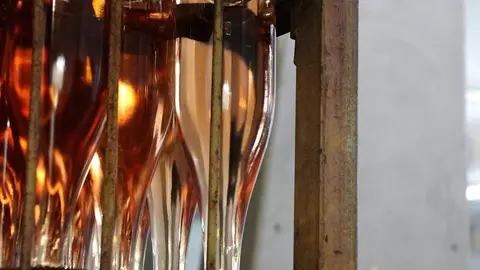 Detall d'ampolles de cava rosat, amb el vidre transparent

Data de publicació: dissabte 27 d’agost del 2022, 07:00

Localització: Sant Sadurní d'Anoia

Autor: Gemma Sánchez