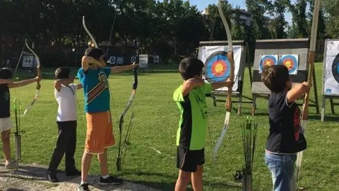 El Tir amb Arc, una de les modalitats que ofereix les escoles municipals específiques. Fotografia: Ajuntament de Lleida.