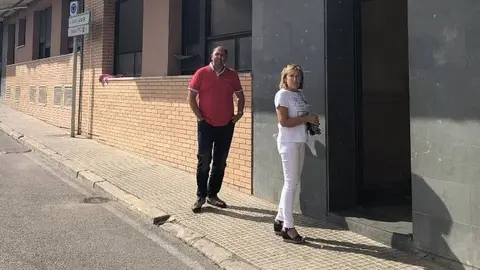 Núria Palau i el regidor Jordi Ribalta, al bloc de pisos ocupat. Fotografia: Borges Blanques.