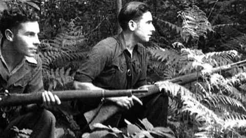Manolín de Llorio i un dels germans Caxigal, dos membres dels maquis.