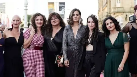 Algunes de les artífexs del documental 'El sostre groc', ahir a la catifa vermella del Festival de Sant Sebastià. Fotografia: Ulises Proust.