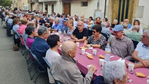 Fotografia de la gent entaulada al dinar de germanor de la 5a Festa dels Fills del Poble al Poal ©AjPoal