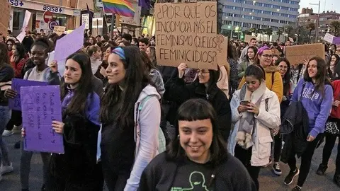 Cartells reivindicatius en la manifestació feminista del 8M a Lleida ©Territoris.cat