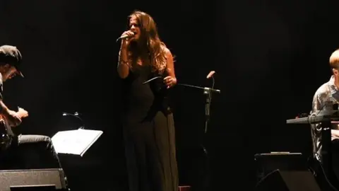 Meritxell Gené durant la seva actuació en l'espectacle 'Ferrater. G'. Fotografia: Ajuntament de Sant Cugat.