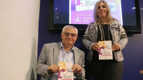 La presidenta del Consell Comarcal de l'Alta Ribagorça, Maria José Erta, i el vicepresident de la Diputació de Lleida, Jordi Latorre, amb el 'Petit diccionari ribagorçà' a les mans ©Salvador Miret