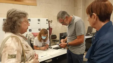 Membres de la plataforma Lleida 1936 registrant una moció que reclama la creació d'un centre d'interpretació de la Guerra Civil i la postguerra a la ciutat de Lleida ©Lleida 1936