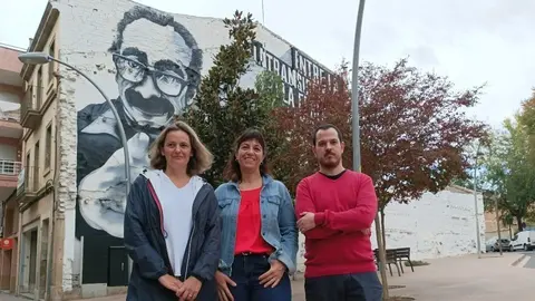 L'alcaldessa Alba Pijuan Vallverdú amb el regidor de Cultura i la directora de la Biblioteca de Tàrrega davant del mural dedicat a Pedrolo. Fotografia: Ajuntament de Tàrrega.