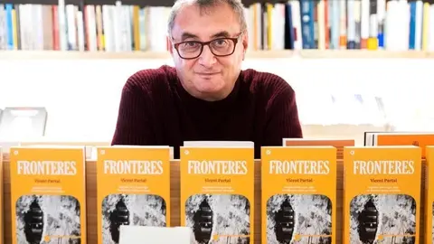 Vicent Partal amb el seu llibre 'Fronteres'