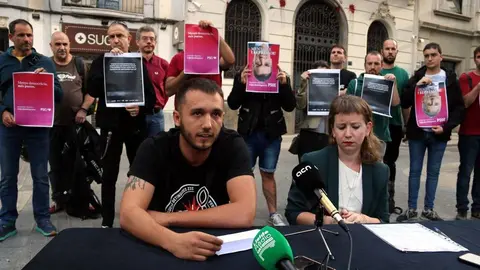 El membre de la plataforma Llibertat Pablo Hasel i de la plataforma Antirepressiva de Ponent, Adam Camón, amb l'advocada Mercè Jordana, davant de la seu del PSC a Lleida.
Data de publicació: dimarts 11 d’octubre del 2022, 19:20
Localització: Lleida
Autor: Salvador Miret