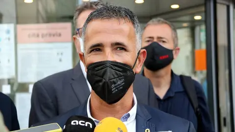 Pla mitjà de l'exalcalde d'Alcarràs, Miquel Serra, atenent els mitjans de comunicació davant dels jutjats de Lleida, el 27 de setembre del 2021. (Horitzontal)
Data de publicació: dilluns 27 de setembre del 2021, 13:23
Autor: Salvador Miret