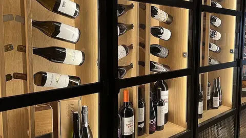 Exposició de vins i caves al restaurant l'Espurna ©JosepAPérez9699a