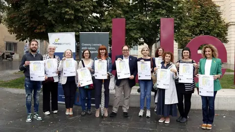 Representants d'Slowshop Lleida, PIMEC i la Paeria, en la presentació de les accions que es faran aquest octubre per reivindicar la reforma horària, davant l'estació de tren de Lleida
Data de publicació: dilluns 17 d’octubre del 2022, 13:45
Localització: Lleida
Autor: Laura Cortés