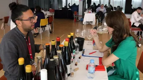 Un celler amb la representant d'una empresa importadora polonesa o txeca en la 17a edició de l'Internacional Wine Business Meetings, a la Llotja de Lleida.
Data de publicació: dimarts 18 d’octubre del 2022, 13:18
Localització: Lleida
Autor: Salvador Miret