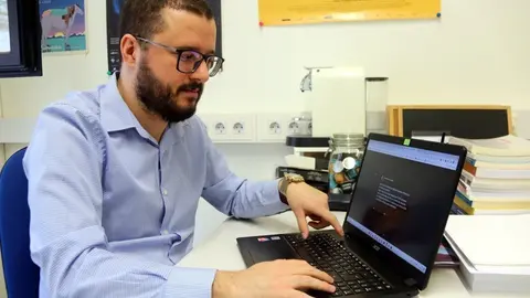 El profesor de la UdL i coordinador del projecte, Guillem Suau, mostrant una captura de pantalla d'un missatge misogin publicat a Twitter ©Anna Berga