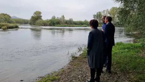 El subdelegat del govern espanyol a Lleida, José Crespín, amb l'alcalde de la Granja d'Escarp, Manel Solé, i l'alcaldessa de Massalcoreig, Montserrat Jové, a la zona de l'aiguabarreig Segre-Cinca.
Data de publicació: dimecres 26 d’octubre del 2022, 15:49
Localització: La Granja d'Escarp
Autor: Cedida per la Subdelegació del govern espanyol a Lleida