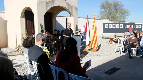 Moment de l'acte d'homenatge als veïns de Vilanova de Bellpuig que van morir a la Guerra Civil ©Oriol Bosch