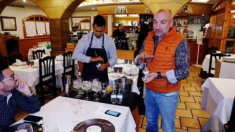 James Misajel prepara els gin tònics a l'arrosseria Antoni Rúbies ©JosepAPérez