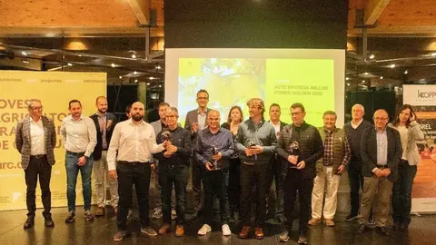 Fotografia de grup de Cal Perico recollint el guardó Super Gold ©JARC