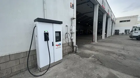 Carregadors elèctrics en els centres de treball ©MT