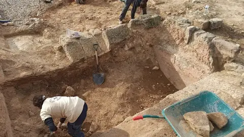 Troben restes arqueològiques al Castell d'Aitona en el transcurs de la construcció d'un mirador ©AjAitona