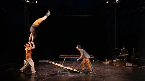 Espectacle acrobàtic del Circ Pistolet 'Potser no hi ha final' ©Cia Terna Circ