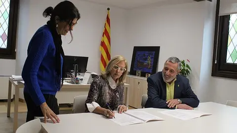 Joan Josep Ardanuy, i Rita Grau signen la cessió del fons de Romero Grau ©IEI