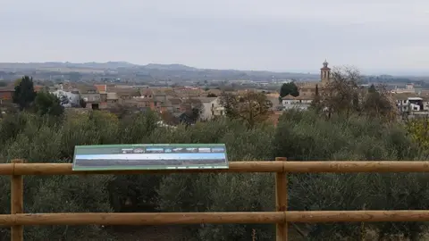 Mirador instal·lat davant de la població de Penelles i que forma part de la via verda dels Canals d'Urgell ©Marta Argilés