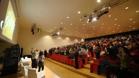 La Llotja acollint la presentació i el posterior col·loqui del documental 'El Sostre Groc' d'Isabel Coixet, sobre els abusos a l'Aula de Teatre de Lleida ©AjLleida