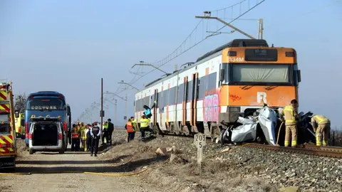 Moment en què els passatgers del tren accidentat són traslladats a un autocar per continuar el trajecte
Data de publicació: dissabte 31 de desembre del 2022, 12:24
Localització: Fondarella
Autor: Anna Berga