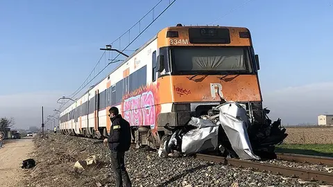 El vehicle encastat sota el comboi de passatgers ©JosepAPérez