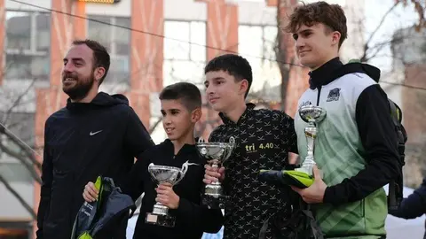 El regidor d'Esports, Ignasi Amor, en el lliurament de trofeus de la 27a Cursa de Sant Silvestre a Lleida ©AjLleida