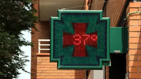 Un termòmetre marca 37 graus a Lleida
Data de publicació: dissabte 21 de maig del 2022, 18:11
Localització: Lleida
Autor: Salvador Miret