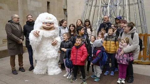 Un dels petits yetis ha acompanyat l'alcalde i els regidors a la presentació de la Cavalcada 2023 ©Mario Gascón