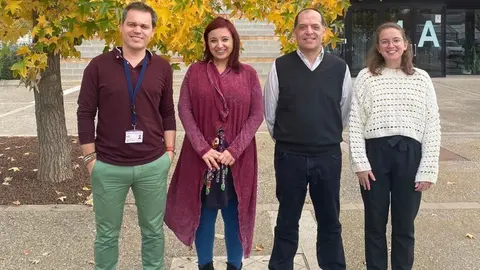 D'esquerra a dreta: Gustavo Ramírez, Judith Ribas; el professor de l'Escola Tècnica Superior d'Enginyeria Agroalimentària i Forestal i de Veterinària (ETSEAFIV), Lorenzo Fraile; i Paula Curto ©ETSEAFIV