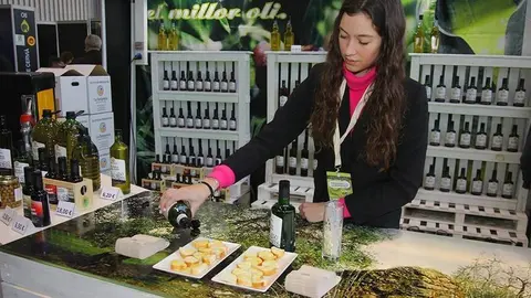 Els expositors prepares els tastos per als visitants ©JosepAPérez