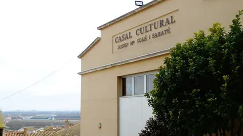 L'exterior del Centre Cultural Josep Maria Solé i Sabaté, que acull el nou Espai de memòria cultural de Miralcamp ©AjMiralcamp