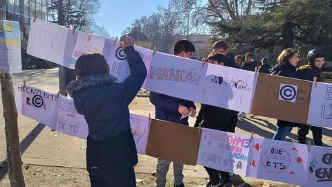 L'alumnat de les escoles i instituts de la ciutat de Lleida han elaborat de forma col·lectiva una instal·lació artística per reivindicar la cultura de la pau ©AjLleida