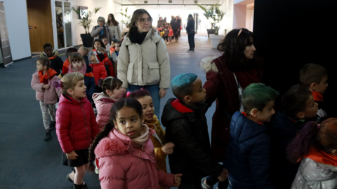 Alumnes participants a les sessions escolars d'Animac abans d'entrar al teatre de la Llotja ©Anna Berga